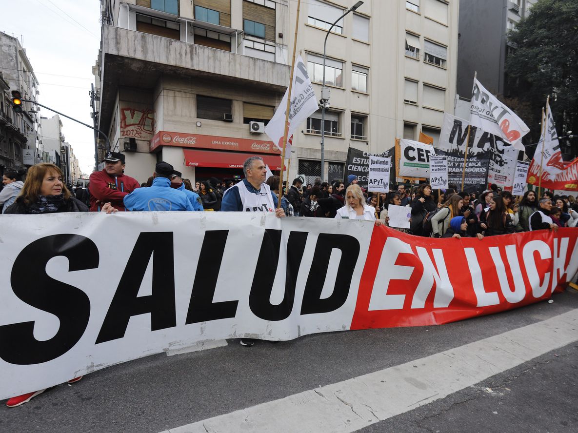 Trabajadores residentes del Hospital Garrahan durante la marcha frente al edificio del Ministerio de Salud y Desarrollo Social.&nbsp;