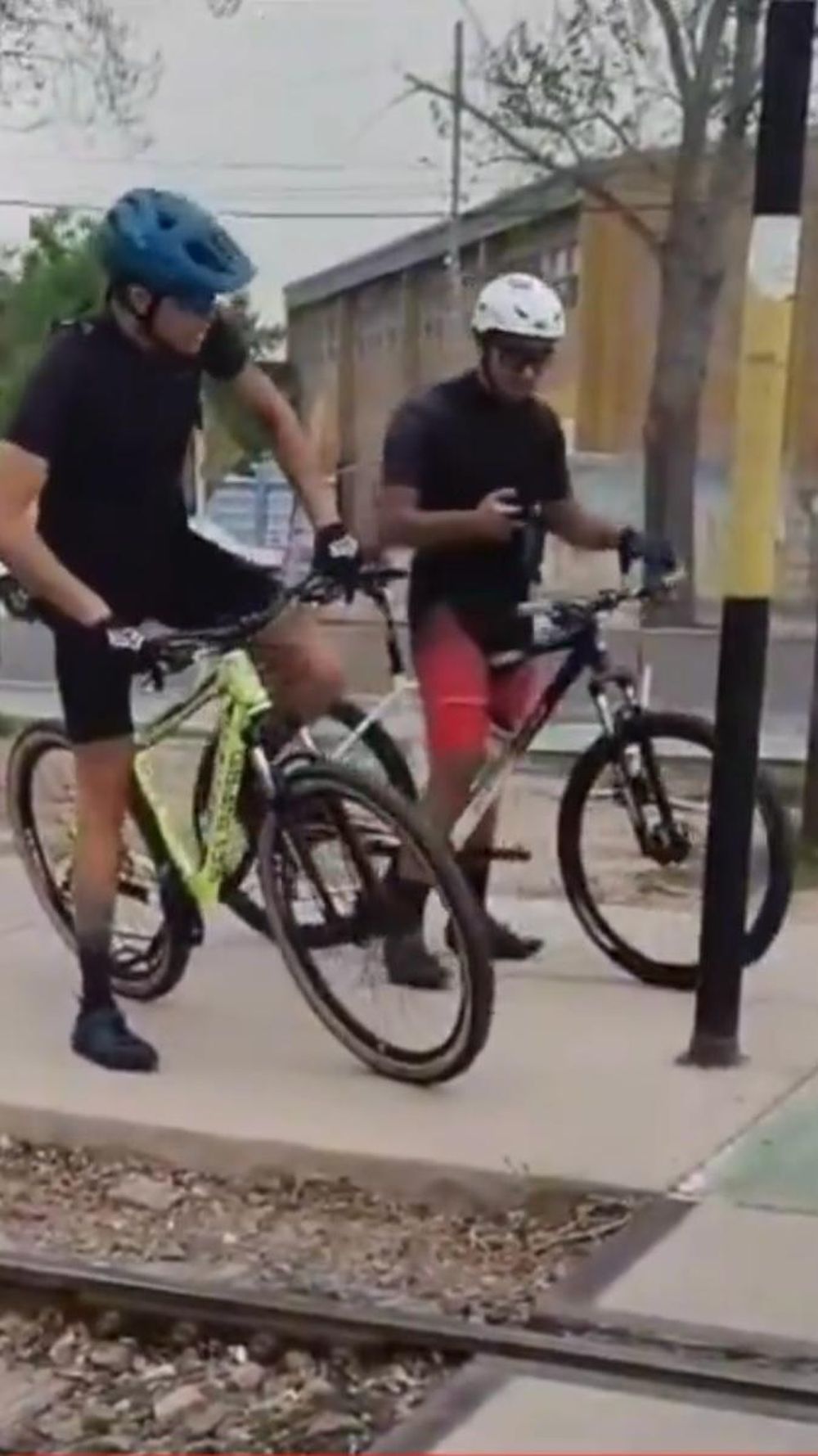 Dos ciclistas destrozaron los molinetes del Metrotranvía: quedaron grabados