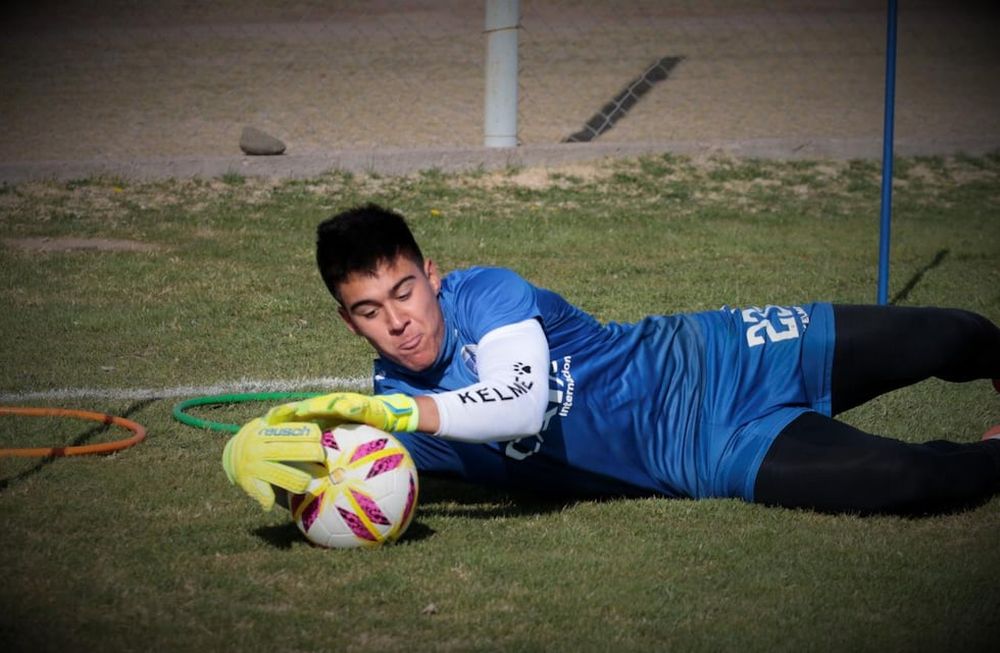 Soria tiene una muy buena contextura física, gran manejo con los pies y es sobrio bajo los tres palos. Oldrá le ve un estilo similar al de Pity Aracena.