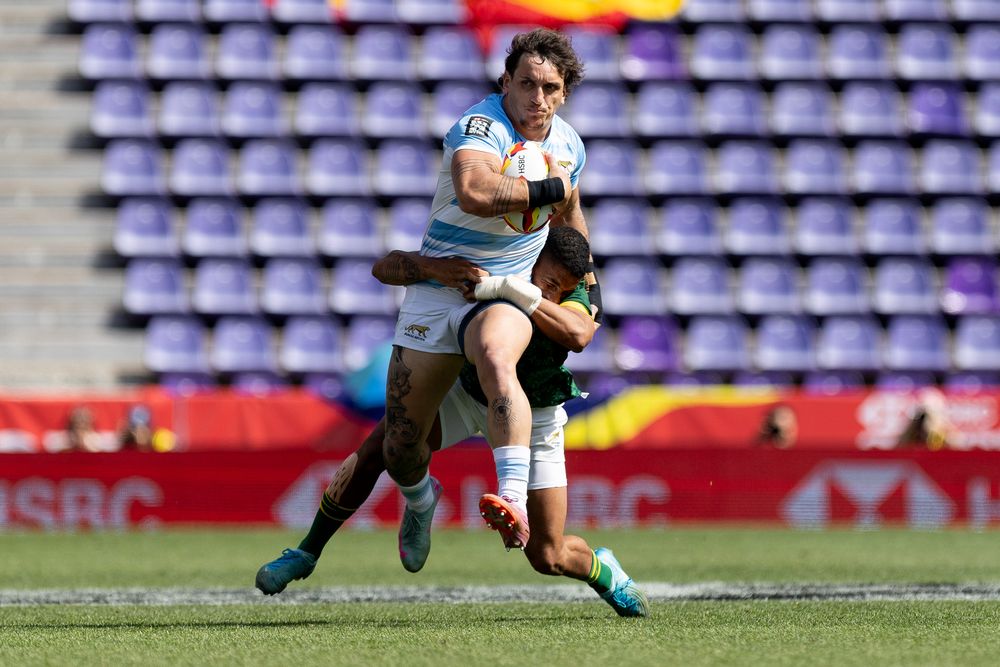 Luciano González lleva la guinda en uno de los ataques de Argentina ante Sudáfrica en el último torneo de seven disputado en Valladolid