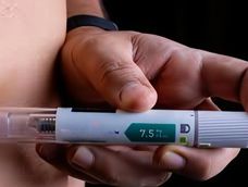 Mounjaro, a base de tirzepatida, se presenta en el país como un inyectable semanal de doble acción hormonal para tratar obesidad y diabetes tipo 2.