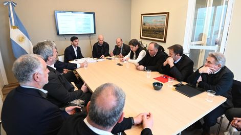 Los ministros de Producción de Mendoza, Rodolfo Vargas Arizu, de San Juan, Gustavo Fernández, y el secretario de Agricultura, Ganadería y Pesca de la Nación, Sergio Iraeta, su jefe de gabinete, Martín Fernández y representantes de entidades vitivinícolas para analizar el futuro del Instituto Nacional de Vitivinicultura (INV).