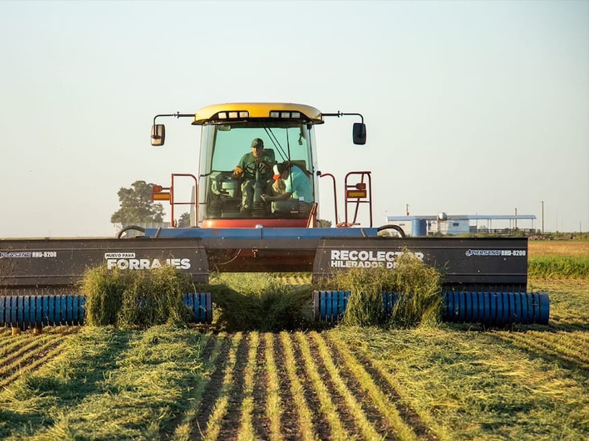 Maquinaria y eficiencia hídrica, principales destinos de los créditos agrícolas del Fondo para la Transformación