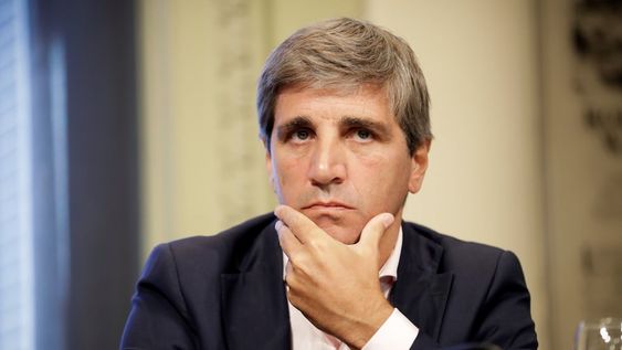 Diversos analistas plantean cuál podría ser el impacto de las medidas anunciadas por el ministro de Economía, Luis Caputo, tanto en la economía doméstica de los mendocinos como en la actividad y las cuentas públicas. Foto: AP