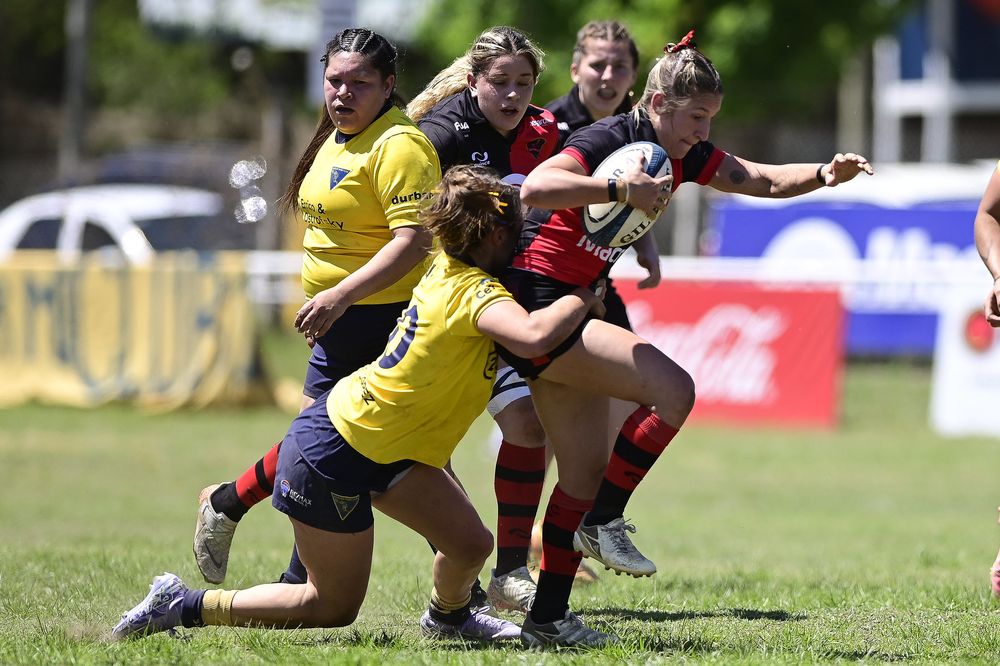 Rugby. In verschillende provincies heeft deze sport belangstelling gewekt bij jonge vrouwen.