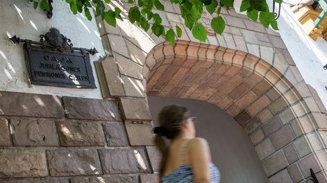 Los Andes | Circuito de CardonaLa municipalidad e Capital y familiares del artista Juan José Cardona proponen un recorrido por sus obras en distintos puntos del gran Mendoza Escudo tallado de la Caja de Jubilaciones y Pensiones,  ubicado sobre el frente del edifici