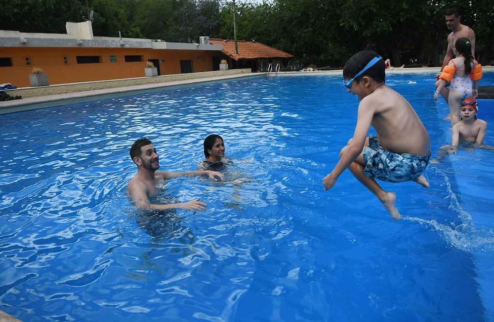 Altas temperaturas se registran en la provincia, en la pileta del club Hípico los socios se refrescan para hacerle frente al calor Foto:José Gutierrez / Los Andes