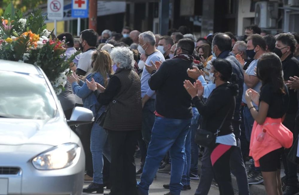 Cientos de vecinos despidieron la carroza que llevaba los restos del ministro. Luego en el cementerio de Junín hubo una ceremonia íntima entre familiares y el presidente de la nación. - Gentileza / Clarín