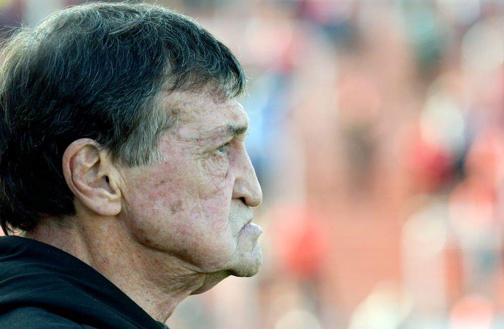 Julio César Falcioni reaccionó tras un penal que no le dieron a Banfield y empujó al árbitro. Locura total. El Tomba no solo estuvo en desventaja con el gol de Juan Insaurralde para el Rojo, sino que se quedó con un hombre menos por la expulsión de Canale y de todos modos pudo alcanzar la igualdad con un golazo de Tadeo Allende.Julio César FalcioniFoto: Orlando Pelichotti / Los Andes