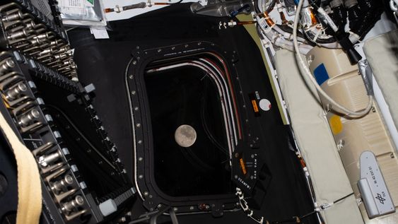Antes de irse a dormir en el quinto día de vuelo, la tripulación de Artemis II tomó una última foto de la Luna, mientras se acercaba por la ventana de la nave espacial Orión