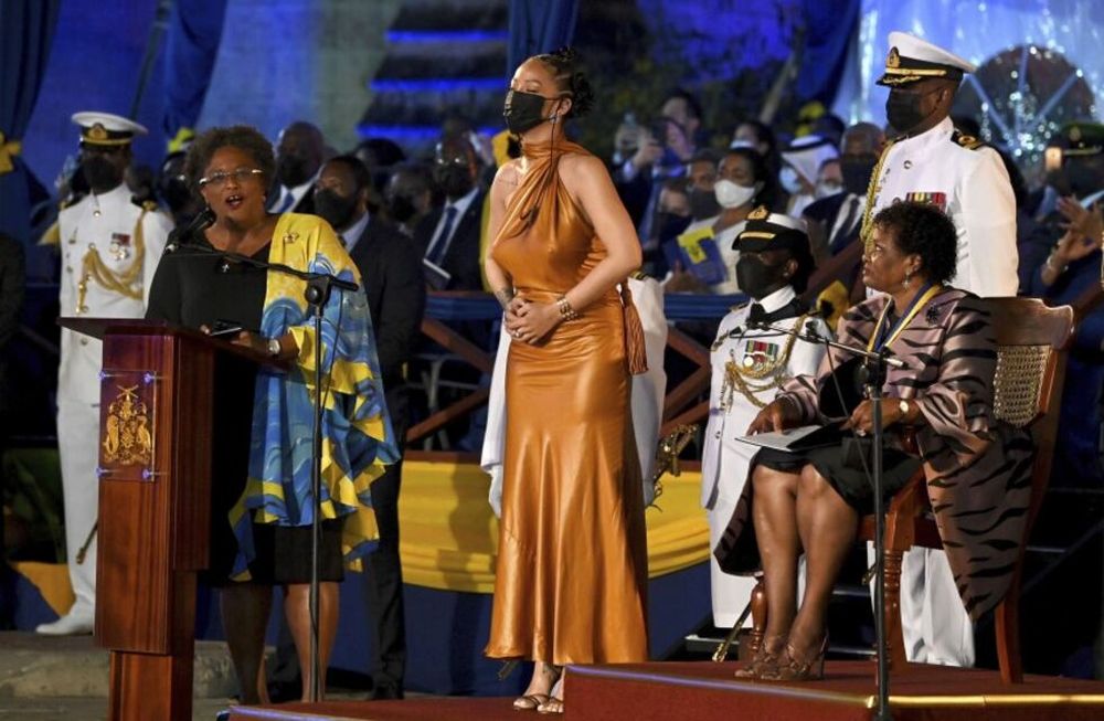 Rihanna en la ceremonia de asunción de la presidente de Barbados y recibiendo su nombramiento como heroina nacional