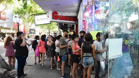 Los Andes | En la última semana han aumentado las ventas en alimentos, bebidas, juguetes y adornos navideños. Foto archivo: Mariana Villa / Los Andes