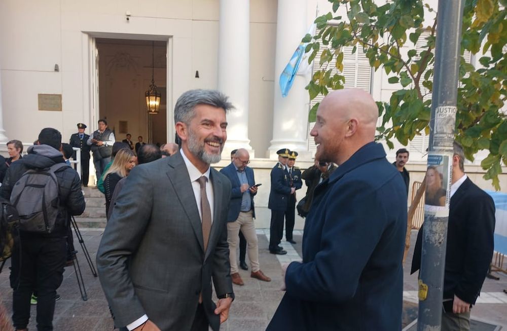 Los intendentes charlaron en la Peatonal Sarmiento.