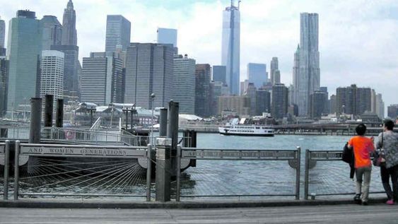 Imponente vista de Manhattan desde Brooklyn. El edificio más alto, a la izquierda, es el Empire State, y al centro, el nuevo Freedom Tower, en el 11S Memorial.
