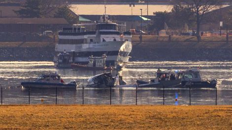 Los equipos de emergencia operan en el río Potomac, cerca de los restos de un avión comercial que chocó con un helicóptero militar, en Washington, DC, EE.UU., el 30 de enero de 2025. El jefe de bomberos y servicios médicos de emergencia de DC, John Donnelly, dijo que no se esperan supervivientes tras la colisión de un avión estadounidense. Eagle Flight, con 60 pasajeros y cuatro miembros de la tripulación a bordo, con un helicóptero Black Hawk del ejército estadounidense que transportaba a tres miembros del servicio estadounidense a última hora del 29 de enero, sobre el río Potomac, cerca del Aeropuerto Nacional Reagan de Washington. EFE/EPA/SHAWN THEW