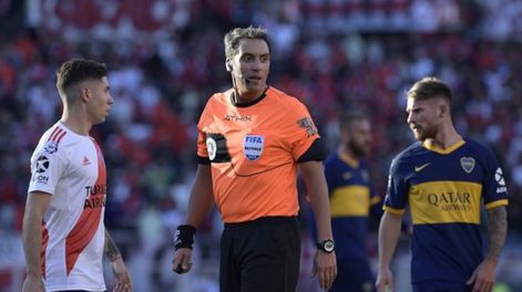Referee Fernando Rapallini (C) gestures during the Argentine Superliga first division football match between River Plate and Boca Juniors at the \