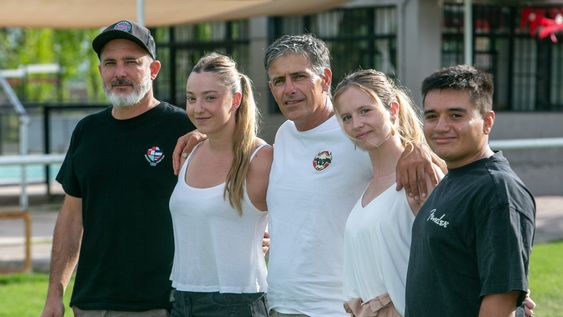 Juan José Perlino, &nbsp;Guillermina Gil, &nbsp;jugadora de hockey ,Alejandro Farina, presidente del Club Peumayén, &nbsp;Rosario Segura jugadora de hockey y Pablo Caballero jugador de Rugby del Club Peumayén.