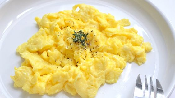 la proxima vez que cocines huevos revueltos agrega 1/4 de taza de esto a la sarten: siempre funciona