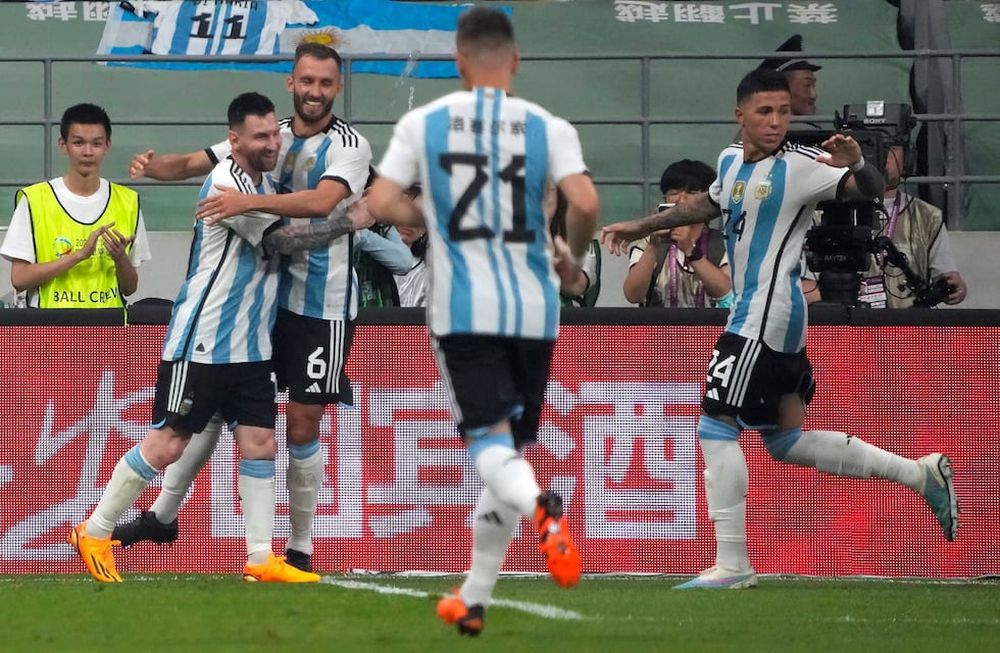 Messi abraza a Pezzella, los goleadores del partido. / AP