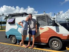 Captados en Panamá: Florie Seneclauze (33) y Ricardo Ambrosio (41) salieron desde Argentina en 2023 y quieren llegar a Alaska en su Renault Trafic