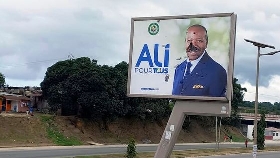 Un cartel roto del presidente de Gabón, Ali Bongo Ondimba, en una calle de Libreville, Gabón, el 30 de agosto de 2023, el mismo día que fue derrocado. (Foto AP/Yves Laurent, archivo)