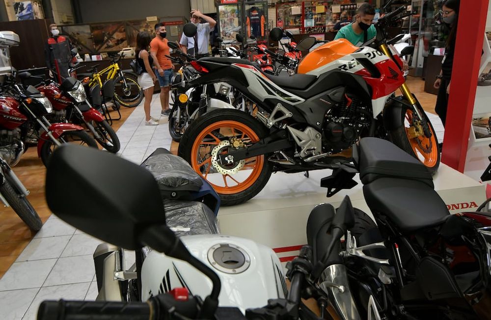 La venta de motos nuevas tuvo una merma tras cinco meses de alza. El plan Mi moto sigue apalancando la comercialización. Foto: Orlando Pelichotti/ Los Andes