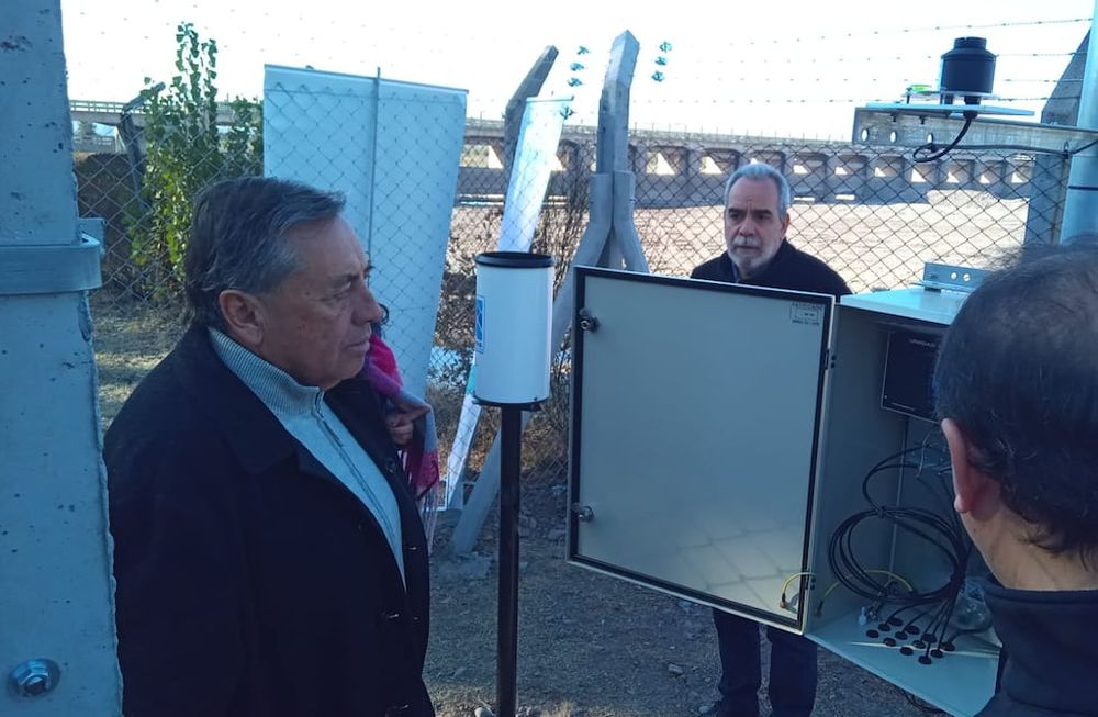 Irrigación y el INA instalaron una nueva estación meteorológica en el dique Cipolletti