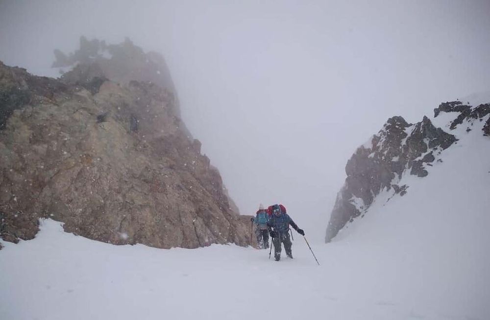 Los equipos de rescate debieron ir a buscar a los turistas varados y hacerlos salir caminando por la nieve.
