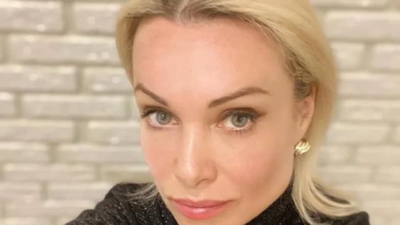 Marina Ovsyannikova vive en Moscú y se presenta en sus redes sociales como conductora de noticias televisivas, y nadadora de aguas abiertas.