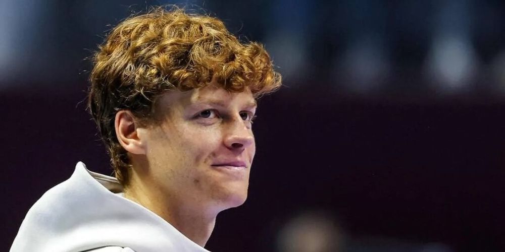 Jannik Sinner&nbsp; sonríe luego de volver a ganar en el abierto de Wimbledon