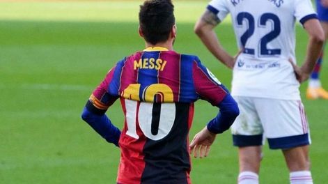 El día que Lionel Messi festejó un gol de Barcelona mostrando la 10 de Newells que había usado Maradona.