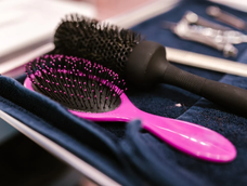 cuida la salud de tu cabello: como realizar la limpieza de tu cepillo de manera sencilla