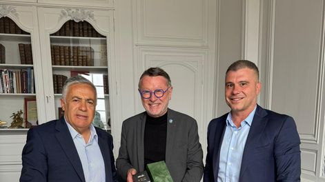 Alfredo Cornejo durante su encuentro con Patrick Seguin en la Cámara de Comercio de Burdeos-Gironda y Diego Costarelli.