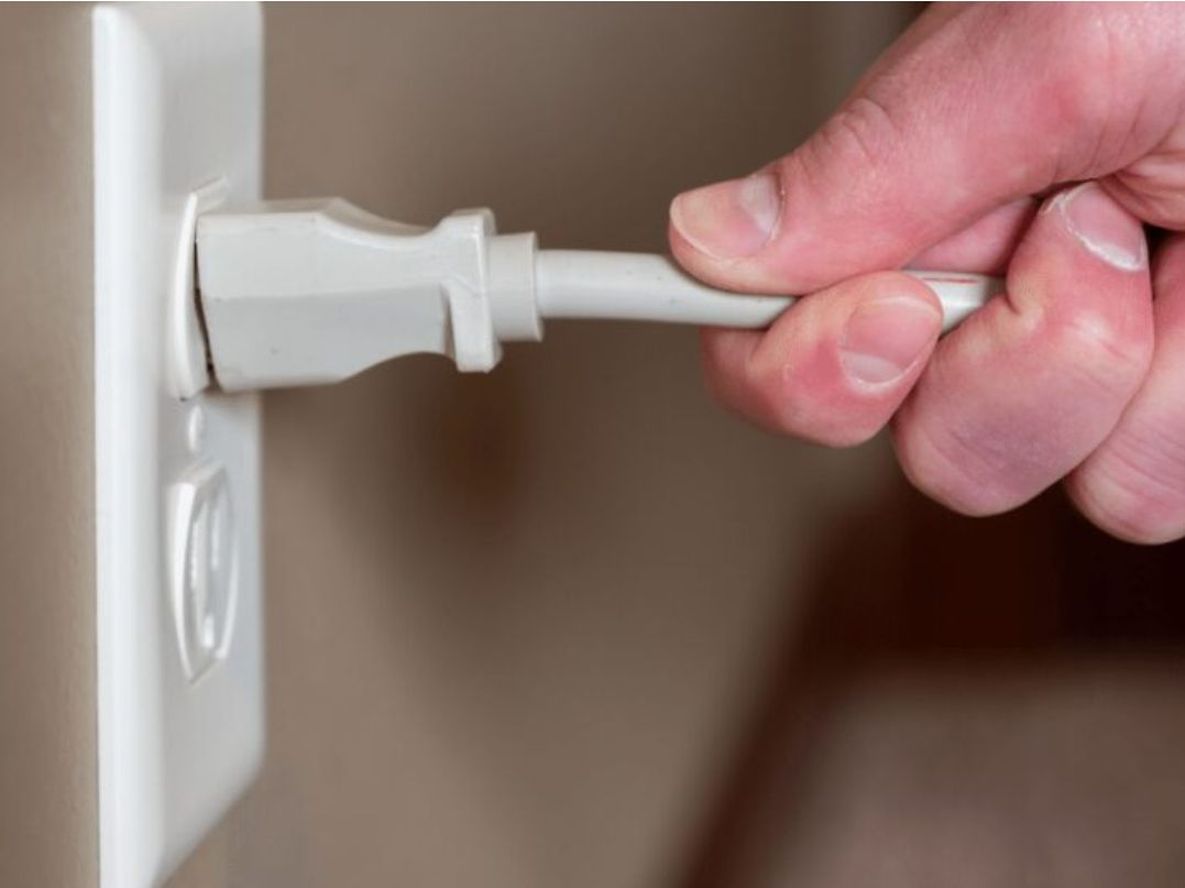 Es indispensable evitar usar cables deteriorados y enchufes dañados.