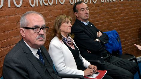 Los Andes | 15 de Junio 2022 SociedadAyer, el Consejo Superior Universitario abrió las puertas a la consagración de la fórmula Sánchez-Fidel, al decidir no contabilizar los votos blancos. En la foto, la fórmula está con el ex ministro de la Corte Suprema Alejandro P