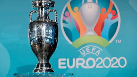El trofeo que levantará el campeón de la Euro, que se llevará a cabo este 2021 luego de la postergación. (AP)