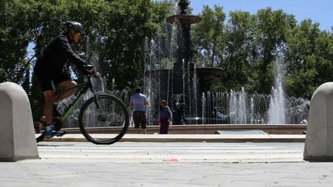 El Parque General San Martín, el lugar más elegido para disfrutar una jornada de calor y en familia.