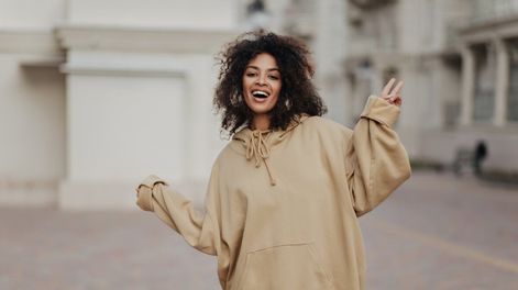 El oversize extremo ya no es tendencia: una nueva de moda para 2026 está empezando a dominar el mercado