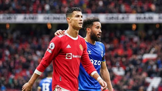 Cristiano Ronaldo (Manchester United) y el autor del empate Andros Townsend (Everton) caminan juntos al finalizar  el partido de la fecha 7 de la Premier League./AP
