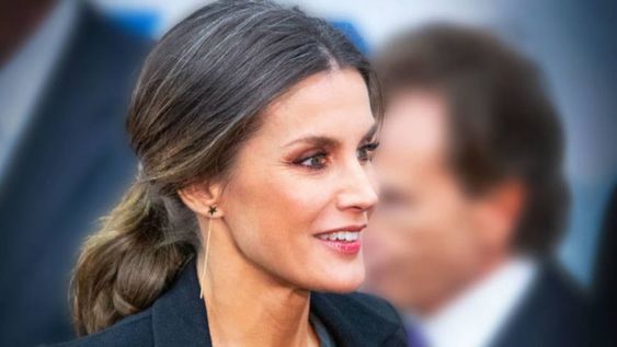 Convirtiéndose en tendencia, la reina Letizia de España dejó de teñirse las canas y estalló el debate