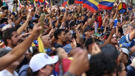 Los Andes | Seguidores de la líder antichavista María Corina Machado sostienen banderas este jueves, en una manifestación en Caracas (Venezuela). Machado anunció, a un día de la toma de posesión presidencial, el comienzo de una nueva fase del proceso para la liber