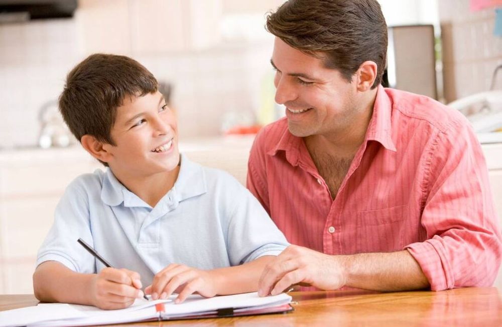 ¿Cuánto deben ayudar los padres con las tareas escolares?