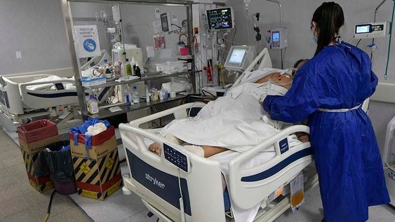 El total de internados por Covid-19 dentro de las Unidades de Terapia Intensiva es bajo, pero de ese total la mitad no están vacunado. Foto: Orlando Pelichotti / Los Andes