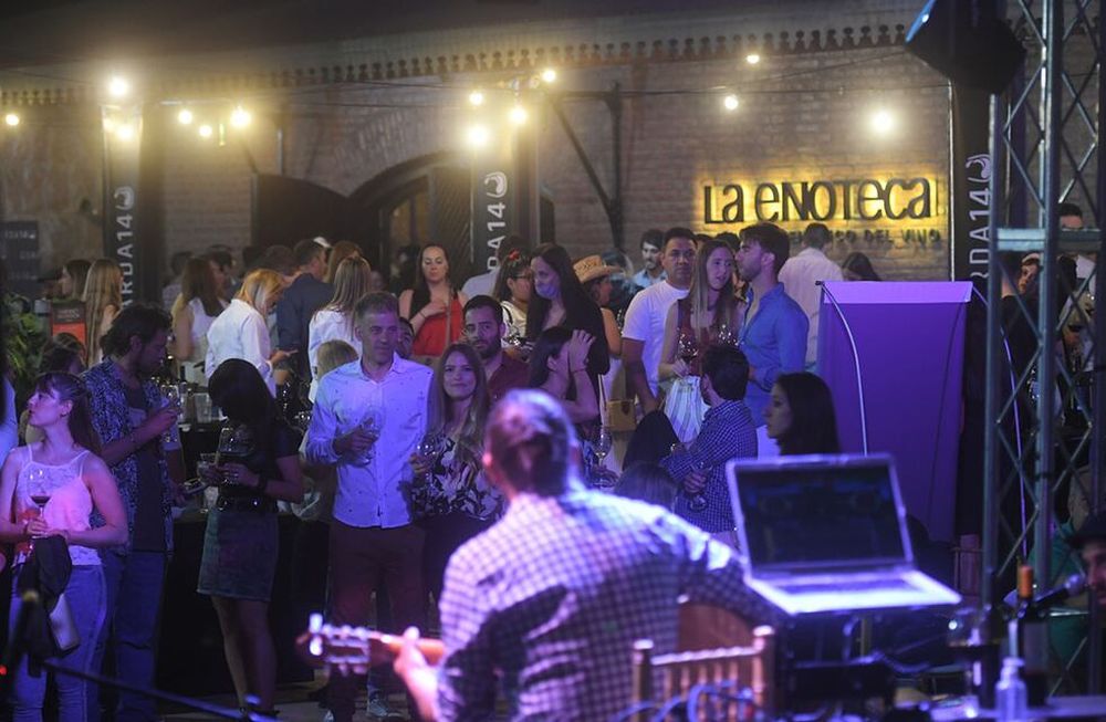 La feria de vinos de Guarda14 reunión a más de 400 personas y vinos de 80 bodegas. Foto: Ignacio Blanco / Los Andes