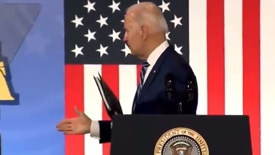 Joe Biden, presidente de Estados Unidos, finalizó un discurso y le extendió la mano a una persona inexistente o invisible.