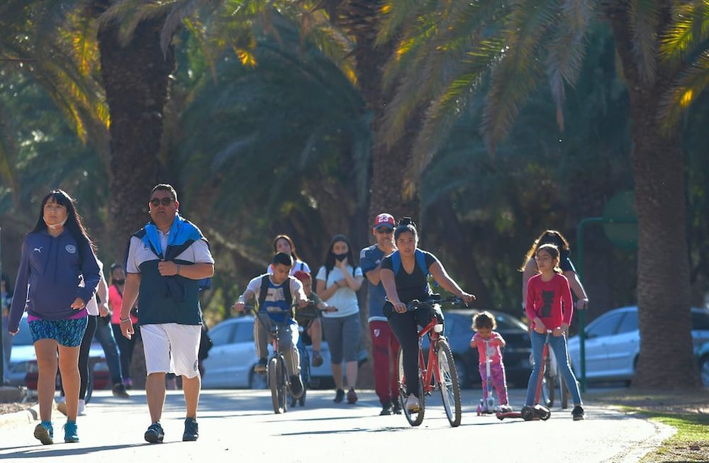Mendocinos aprovechan el buen clima para salir a caminar por el Parque General San Martín.Foto: Orlando Pelichotti