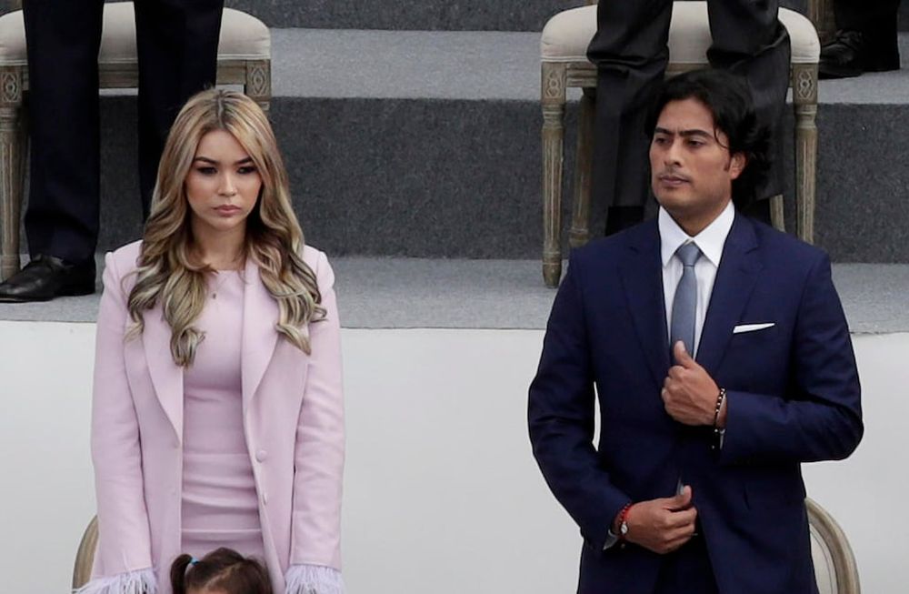 otografía de archivo fechada el 7 de agosto de 2022 que muestra a Nicolás Petro (d), hijo del presidente de Colombia, Gustavo Petro, y su exesposa, Daysuris Vásquez, durante la ceremonia de posesión en la Plaza Bolívar de Bogotá (Colombia). El último escándalo de corrupción de Colombia tiene un nombre propio, el de Nicolás Petro Burgos, y por ende el de su padre, el presidente Gustavo Petro, pero en los dos días de audiencias desarrolladas en el búnker de la Fiscalía, donde el primogénito está detenido desde el pasado sábado, se han dicho muchos otros nombres. La imputación por lavado de activos y enriquecimiento ilícito de la Fiscalía en contra de Nicolás Petro ha revelado una trama compleja donde hay nombres que van desde conocidos narcotraficantes a gente cercana al presidente que trabajó con él en la campaña del pasado año. EFE/ Carlos Ortega