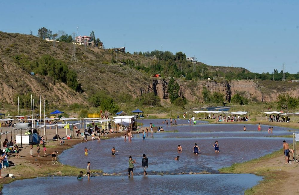 Atención: qué personas tienen más riesgo de verse afectadas por el calor y cómo actuar. Playita del Río Mendoza de Luján de Cuyo.Foto: Orlando Pelichotti