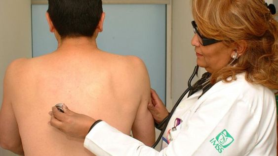 El incremento de casos de tuberculosis en los últimos años en Argentina ha llevado a advertencias por parte de expertos y a la redefinición de estrategias por parte del Ministerio de Salud de la Nación.