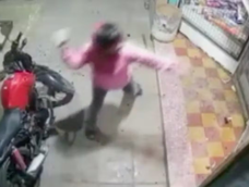 ataque: un comerciante le pidio a un grupo que dejaran de discutir fuera del kiosco y se lo destrozaron